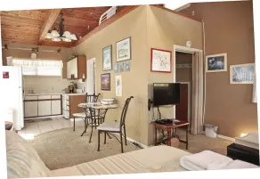 Great Studio - Under 2 minute walk to beach where dogs are welcome - Image 4