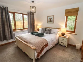 THE HONEY POT, romantic, with hot tub in Chepstow - Image 5