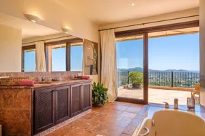 Superbe villa de luxe avec maison d’amis, Wi-Fi, piscine, jardin et vues mer exceptionnelles - Image 2