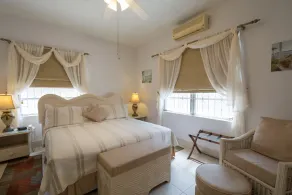 Graceville is just across the road from the beach.  Easy access to shops. - Image 4