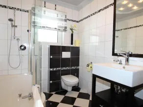 Beautiful apartment with mountain views - Image 4