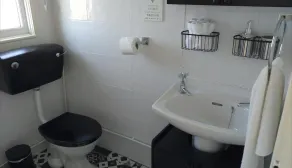 2 Bed Chalet Sleeps 4- Parking Garden Near Beach - Image 4