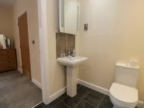 TAN TWR, pet friendly, luxury holiday cottage in Llanfairpwll - Image 5