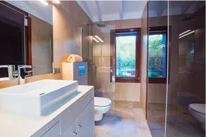 Fantastisk villa med modern design på berget på unikt läge, terrasser och pool - Image 3