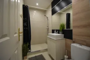 Beautiful Spacious Central - Image 3