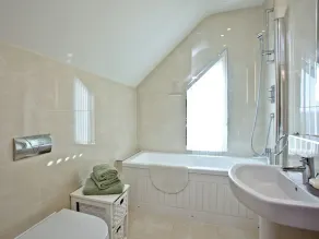 Alojamiento de 3 habitaciones en Cricket St Thomas, near Chard - Image 5