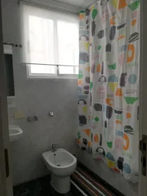Appartamento spazioso e luminoso con 3 camere da letto, soggiorno con cucina / sala da pranzo e 1 bagno. - Image 4