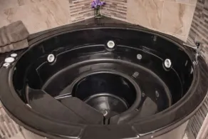 Two Bedroom Balcony AC Hot Tub 50 meg wifi - Image 2