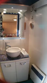 Bedroom with ensuite bathroom, South Burgundy - Image 3