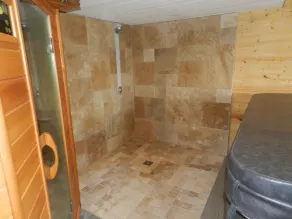 Chalet en bois moderne tout confort avec piscine chauffée jacuzzi spa et sauna - Image 4