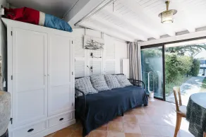Renovated south-facing apartment in Port-Grimaud with large garden and mooring - Image 5