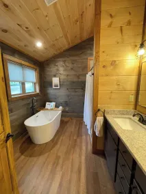 This cabin is a 3 bedroom(s), 3 bathrooms, located in Gatlinburg, TN. - Image 4