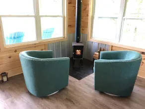 Romantic cottage on private lake - Image 2