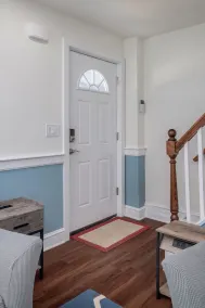 Beautiful Renovated Townhome w/parking - Image 2
