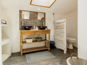 Charming Renovated Barn with Pool and WiFi - Image 4