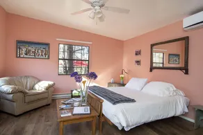 Escape into serenity just minutes from the Plaza. Hot tub and sauna. - Image 5
