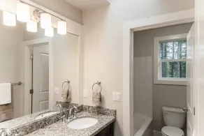 Gorgeous home surrounded by woods near Redmond, family friendly, peaceful! - Image 4