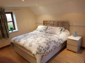 Spacious self-contained apartment with private access - Image 3