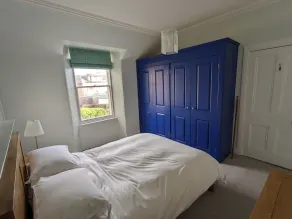 Central holiday home with pretty, sunny garden, moments from the station, golf course and beach. - Image 5