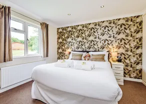 Luxury lodge with king-size bed with en suite shower. - Image 3