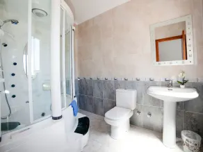 Large, beautiful 5- bedroom villa with private pool - Image 3