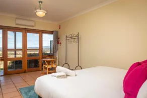 Sovereign Hill Country Lodge - Group accommodation with panoramic views from every room - Image 3