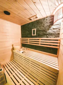 Chalet for up to 10 people with sauna, private home theater and hot tub - Image 3