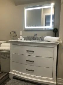 Stunning Niagara Warm,Cozy and Clean Suite Stay - Image 3