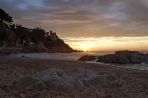 Villa Vivalavida home holidays. 1 km from beach Costa Brava. Major 25+ - Image 3