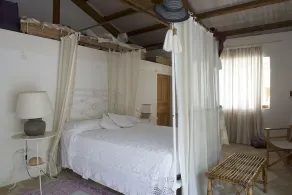 Villa unique entourée de bois avec piscine - Image 5