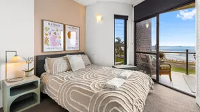 Beachfront 2 bedroom apartment, air conditioning + balcony - Image 4