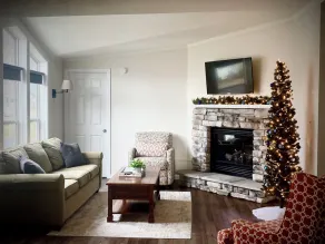 Canandaigua Lake Charmer! Wildflower Cottage - Lake Access, Master Suite, Deck - Image 5