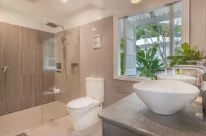 Charming Queenslander with Pool – Perfect Family or Friends Getaway in Cairns - Image 4