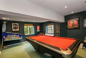 Lovely 5BD Home with Cinema & Games Room - Image 5