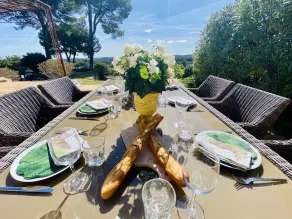 Charming 5 bedroom, 3 bathroom Villa in gated domain near Valbonne with sea view - Image 4