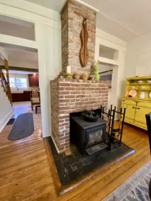 Cozy historic cottage in the woods. 10 minute walk to town  - Image 2