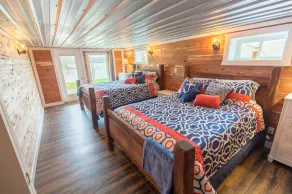Spacious Lake Barkley Retreat, 7 Queen Beds, Peaceful Cul-de-Sac , Dock Access - Image 4