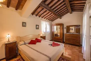 Casa Caprifoglio G: A characteristic and welcoming two-story apartment that is part of a villa surrounded by the greenery, with Free WI-FI. - Image 4