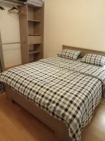 Charming house with private parking and a covered patio, close to all amenities  - Image 3