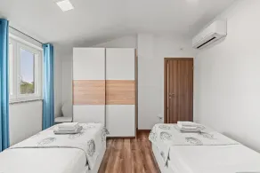 Holiday House Brig - Image 5