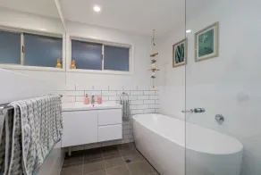 Bright Airy Beach Cottage - Image 3