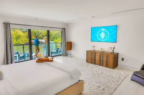Waterfront Masterpiece Villa Grand Heated Pool Seabreeze Key - Image 2
