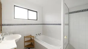 Beachfront Family Friendly Property at Mullawarra Beach - Image 2