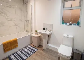 2 Bed Sleeps 4 Pet Friendly Free Parking - Image 3