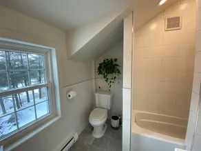 Modern carriage house, renovated w beautiful views - Image 4