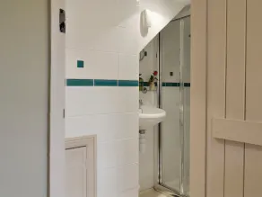 Alojamiento de 4 habitaciones en Pett - Image 2