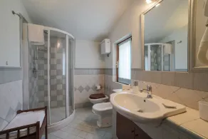 Spaziosa Casa con Piscina a 20 Minuti di Auto dal Centro Storico di Assisi - Image 2