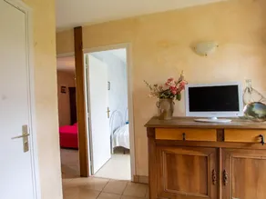Isolated house with fireplace, pets allowed, near historical sites - Image 5