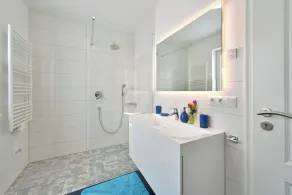 Casa de férias com telhado de colmo, grande terreno e caminho privado até o porto - Image 5