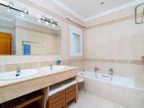 Alleinstehendes Ferienhaus mit  W-LAN, Klimaanlage, privatem Pool, TV, Terrasse, Panoramablick - Image 2
